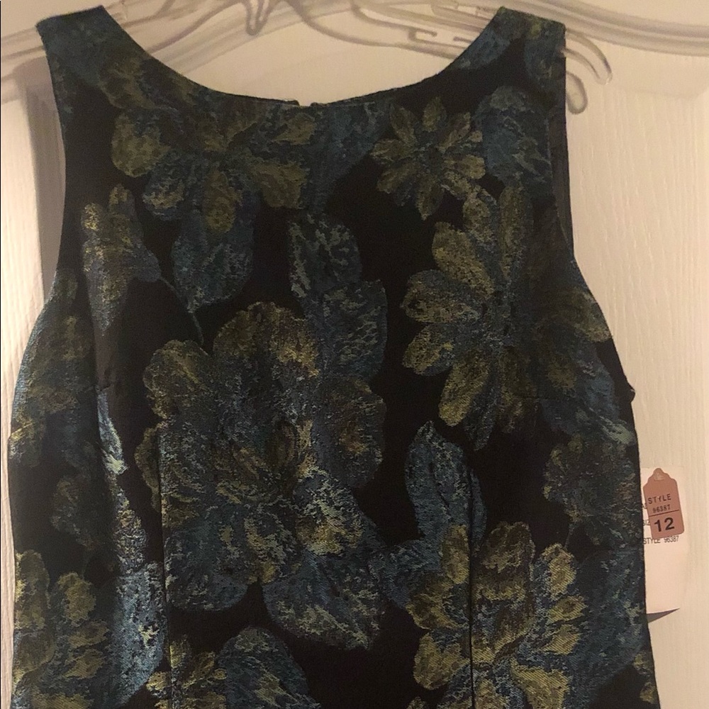 Sleeveless dress floral design